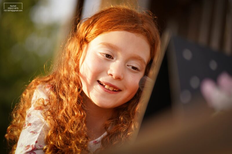 צילום רחל R Y ילדה גינגית מתאפרת