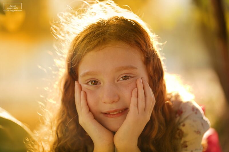 צילום רחל R Y ילדה גינגית נשענת על הידיים