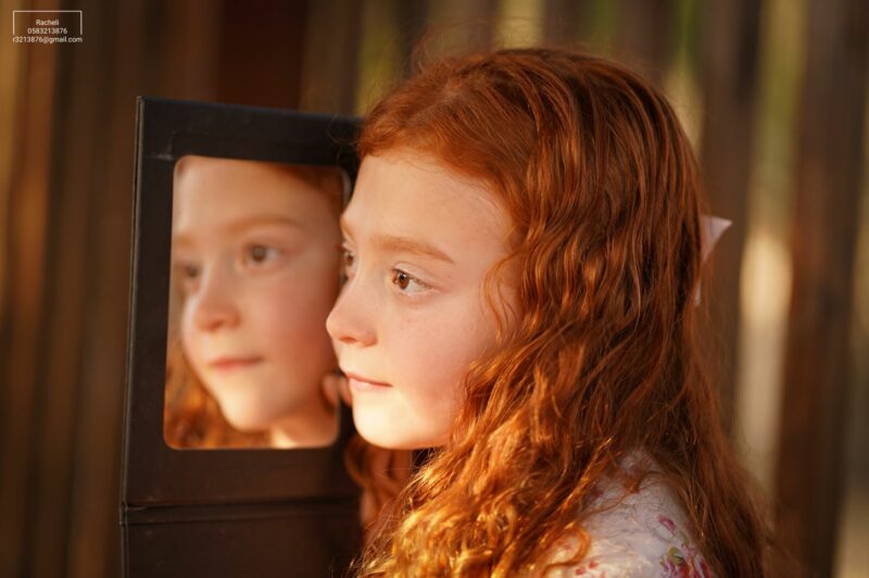 צילום רחל R Y ילדה גינגית במראה