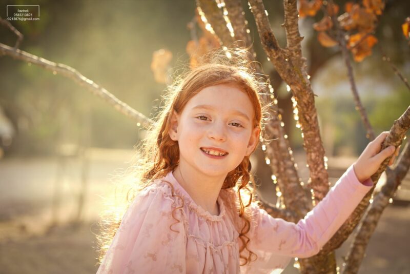 צילום רחל R Y ילדה גינגית וענפים