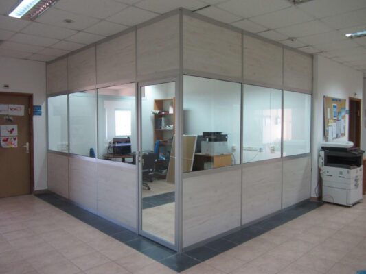 מחיצות_רצפה_תקרה_כולל_דלת_ציר (1)