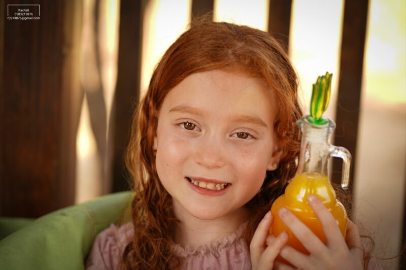 צילום רחל R Y ילדה גינגית ומיץ כתום