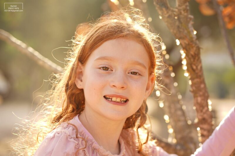 צילום רחל R Y ילדה גינגית וענפים תקריב